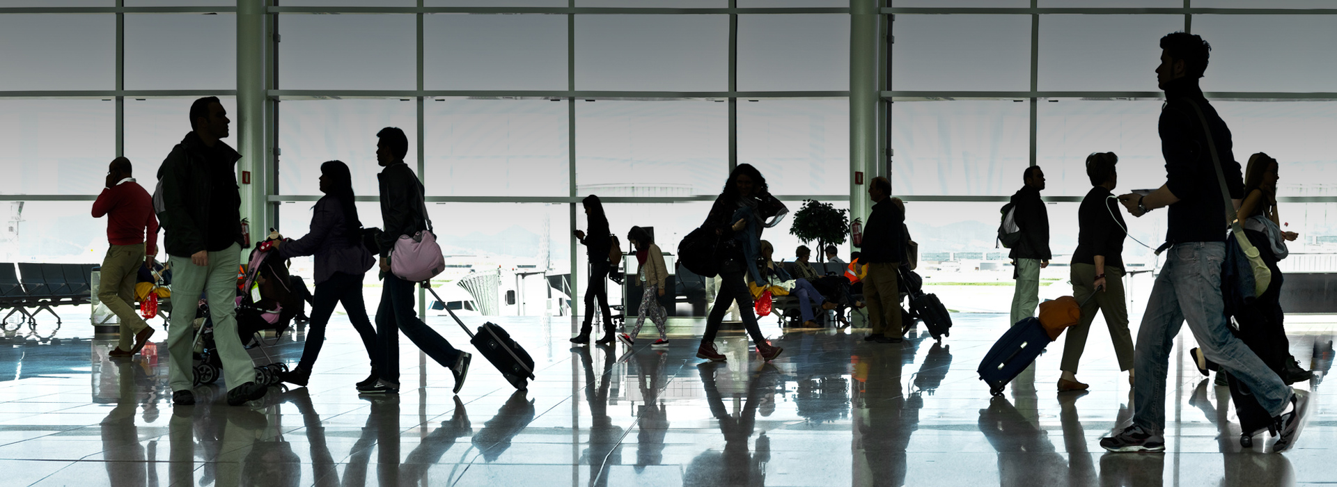 Gente circulando por un aeropuerto